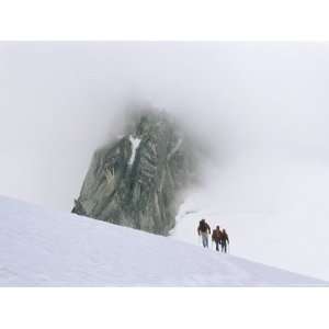  Mountain Climbers Cross Vowell Glacier on Their Way to 