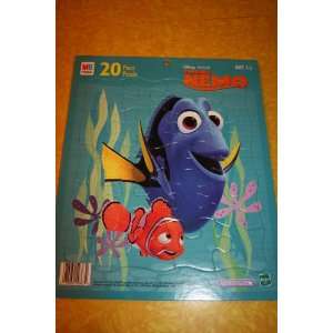   Puzzle in Tray Featuring Nemo and Dory (20 Piece Puzzle) Toys & Games