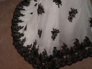 NEW Size 4 Black and White mermaid style wedding gown sweetheart 