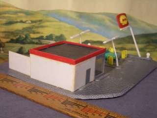 HO 187 Built Model 1960s SHELL GAS STATION with Pumps, Signs, Cars 