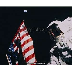  Harrison Schmitt next to US flag on moon,Apollo 17 