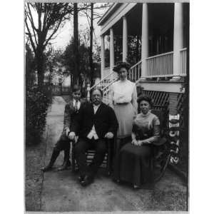  William Howard Taft,President,posed,wife,son,daughter 