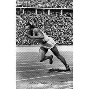 com Jesse Owens at start of record breaking 200 meter race, 1936   16 
