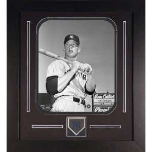 Mickey Mantle Photo   Framed with Bat on Shoulder